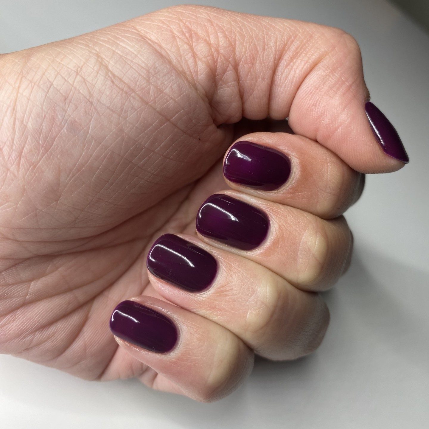 Unsere Signature-Behandlung: Maniküre mit Shellac. Sauber. Langanhaltend. Elegant.